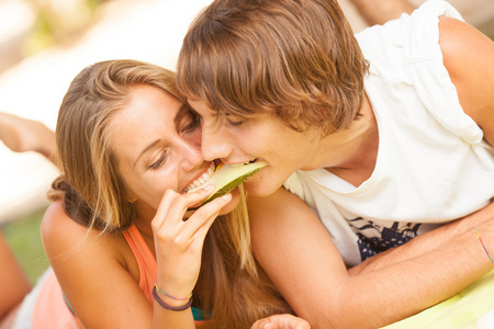 吃瓜子的年轻美丽夫妇的肖像