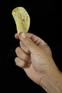 手举行一个马铃薯芯片