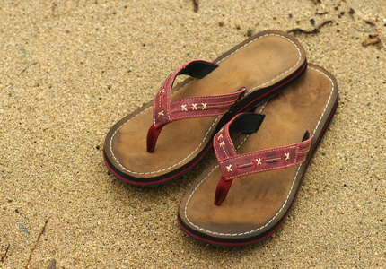 拖鞋。沙滩