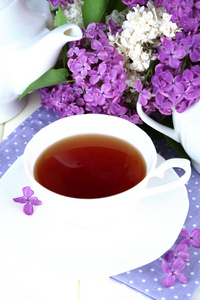 作文与美丽的淡紫色花朵，木桌上的茶水服务关闭