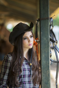 美丽的女孩在马牧场