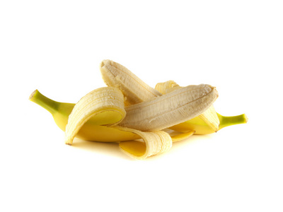两个开放的香蕉分离在白色熟熟上。
