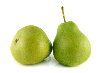 在白色背景上的两个成熟绿色梨