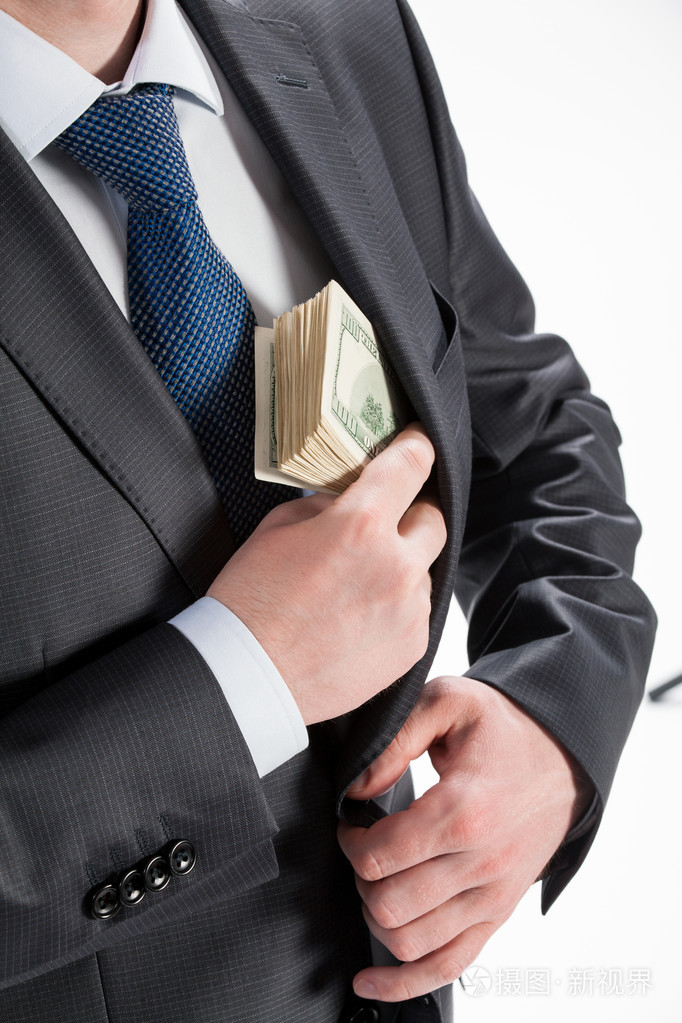 把钱放在他口袋里的商人