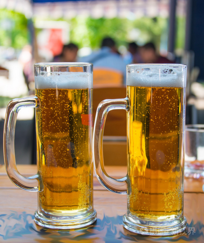 两个啤酒杯子特写照片-正版商用图片1c9u0i-摄图新视界