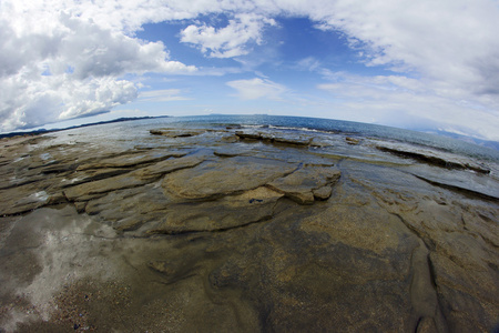 在希腊科孚岛的海滩上的岩石