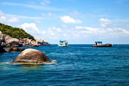 小船带游客到涛岛的岛图片