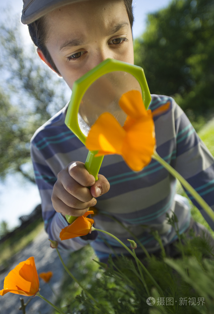 儿童观察大自然用放大镜