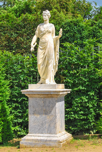 法国凡尔赛宫的花园中的雅典娜女神像