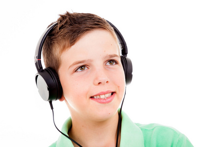 微笑的年轻男孩，听听音乐头戴式耳机的肖像