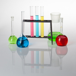 实验室玻璃器皿充满了多彩多姿的液体，无线一套