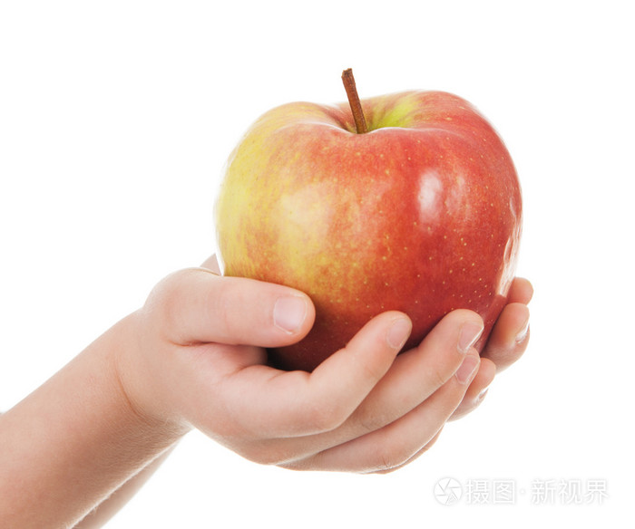 在孩子手中的红苹果