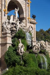 巴塞罗那德里公园湖喷泉与金 quadriga 的极光
