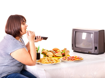 女人吃快餐和看电视
