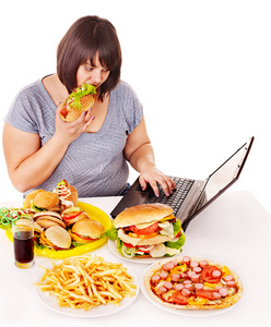 女人吃垃圾食品照片