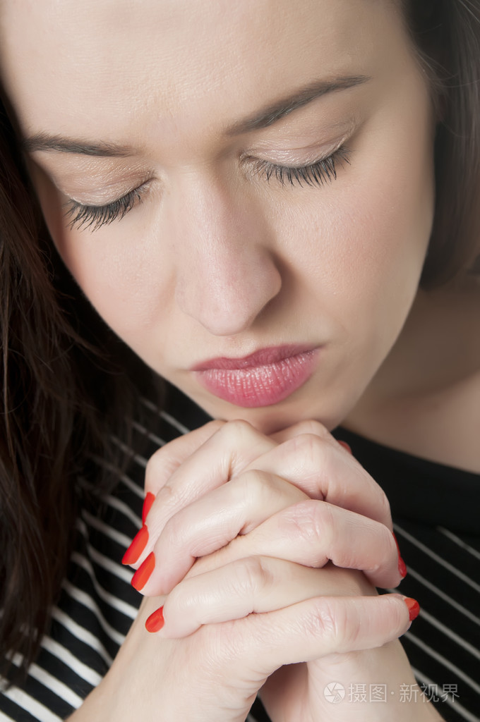 闭着眼睛祈祷的女人