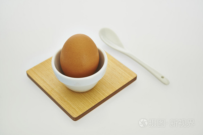 在白色背景的eggcup蛋