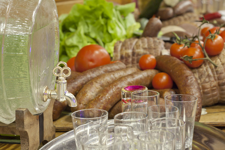 传统波兰食品香肠和伏特加婚礼桌上
