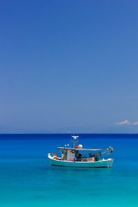 一艘渔船在爱奥尼亚海