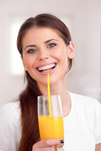 妇女喝橙汁