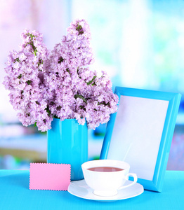 美丽的紫丁香花在房间里的桌子上