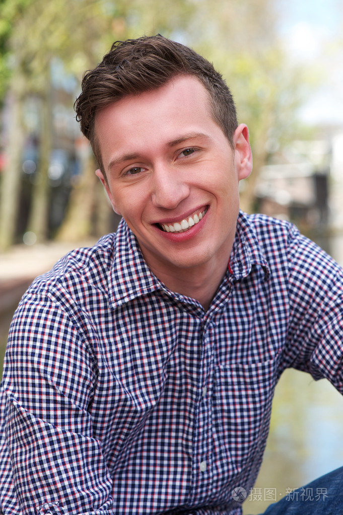 英俊的年轻男子,户外休闲的肖像