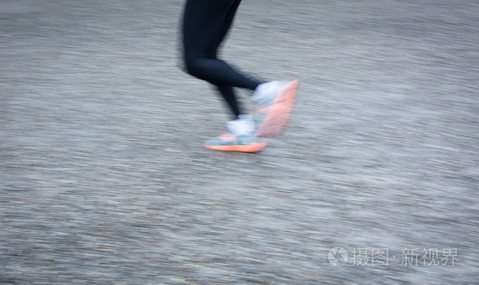 运动员的脚 (平移技术的城市环境中的运动模糊照片-正版商用图片1cago