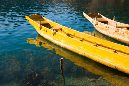 在泸沽湖的木质船图片