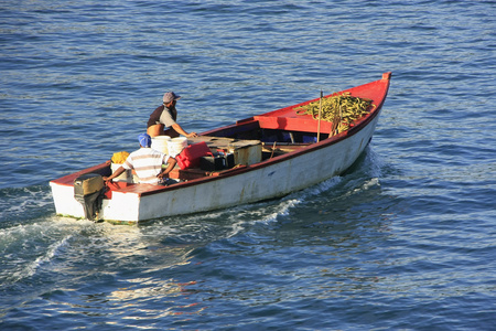 一艘渔船在萨马纳湾