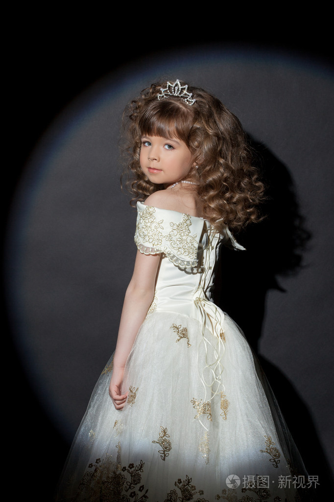 皇冠的可爱小公主的画像