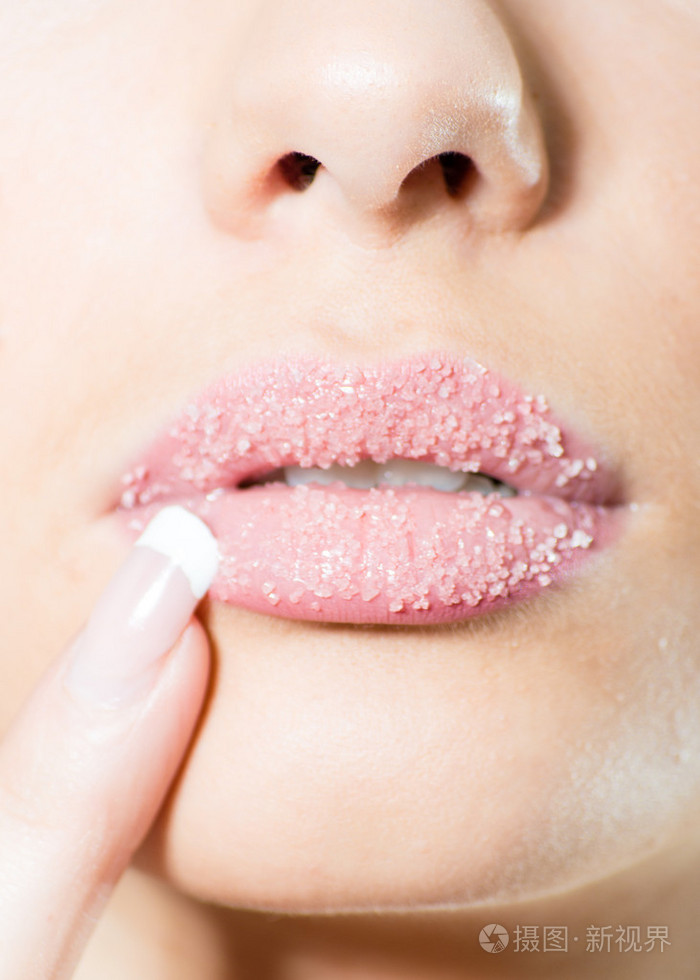 在女性甜蜜糖果糖的嘴唇吻上特写