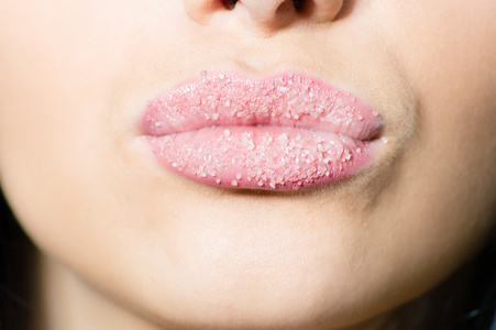 在女性甜蜜糖果糖的嘴唇吻上特写
