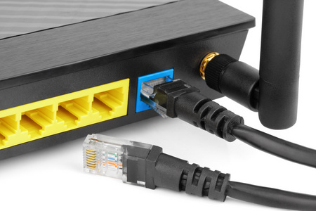 网络电缆连接到路由器的特写