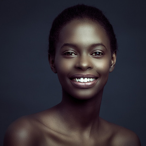 微笑非洲女人