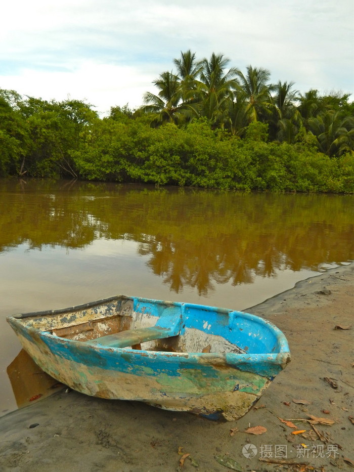 在海滩上的旧船