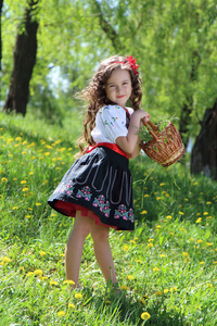 乌克兰民族服饰的女孩
