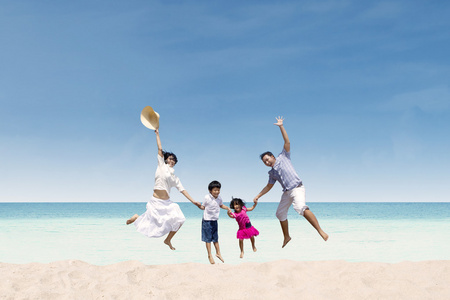 幸福的家庭，在海滩上跳跃
