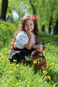 乌克兰民族服饰的女孩