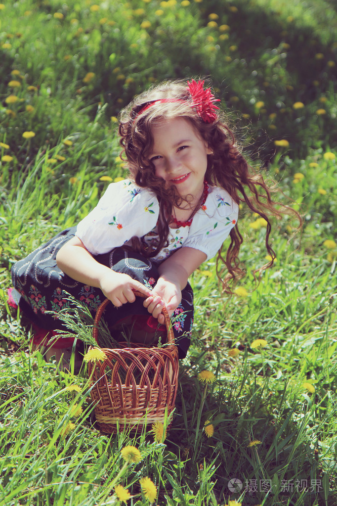 乌克兰民族服饰的小女孩