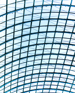 查看到通过高层建筑摩天大楼的钢蓝色玻璃机场天花板