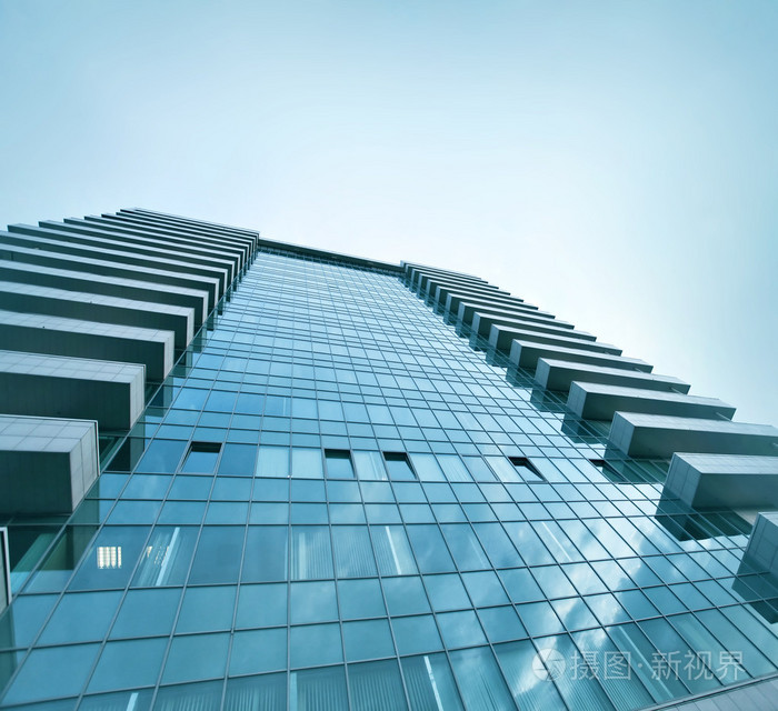 全景广角视图向建造摩天大楼的玻璃高兴起的背景相