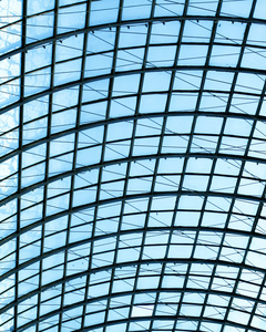 底面宽棱形和钢蓝色玻璃机场天花板全景视图