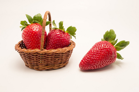 购物篮中的孤立的草莓