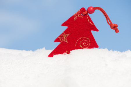 红色圣诞玩具在雪地里的天空