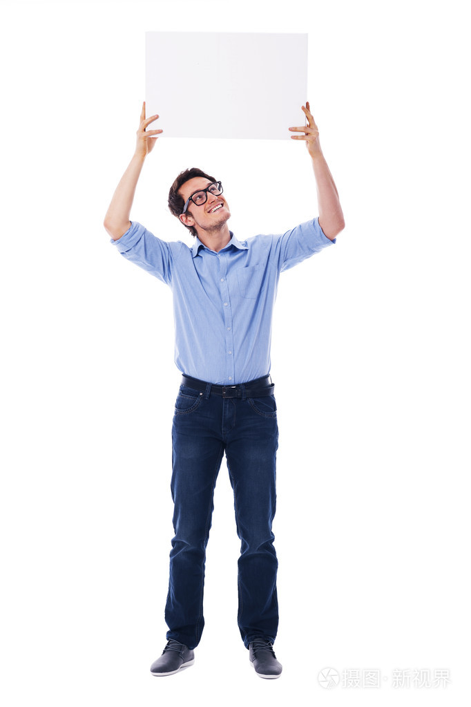 英俊的男人举着空白牌子开销