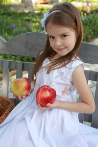 与红苹果可爱女孩的肖像