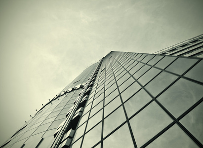 全景和透视图广角查看到钢蓝色背景的玻璃高上升建筑摩天大楼在现代