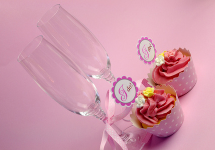 与我的粉红色婚礼蛋糕做礼帽标志与香槟的眼镜和圆点丝带