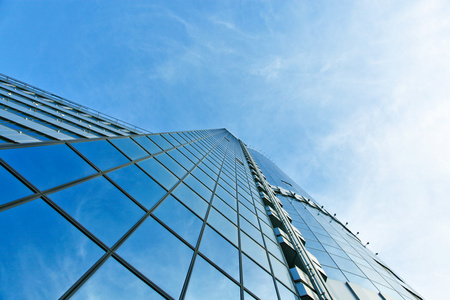 全景和透视图广角查看到钢蓝色背景的玻璃高上升建筑摩天大楼在现代未来派市中心在晚上的业务概念的成功的工业建筑