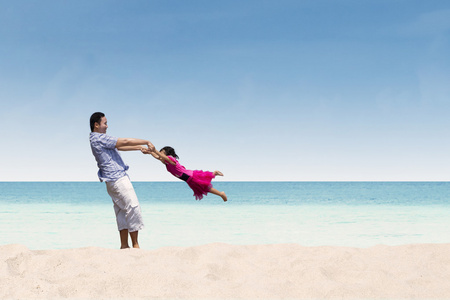 父亲和女儿在海滩上的快乐时光